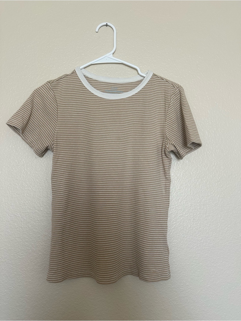 Vineyard vines - Women’s Beige + White Stripe Ringer Tee